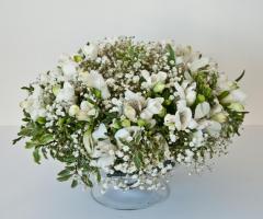 Vasetto con fiori bianchi per il tavolo di nozze