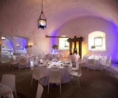 Ricevimento di matrimonio allestito con una luce soft