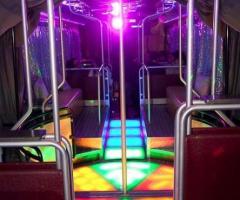 Interno illuminato del bus-limousine