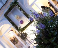 Addobbi floreali in lilla per il ricevimento di nozze