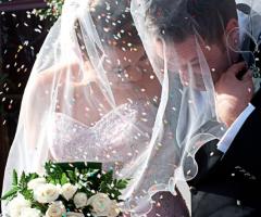 Foto del lancio dei coriandoli agli sposi