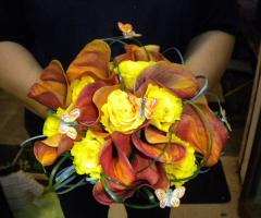 Bouquet di calle gialle e arancioni con farfalle applicate