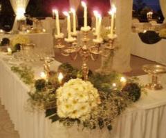 Buffet di nozze allestito in maniera elegante