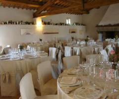 Mise en place con centrotavola fiori freschi