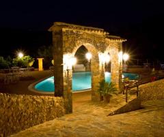 Atmosfera serale e piscina del Casale del Golfo