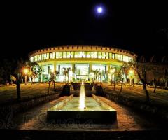 Ingresso del Corte Dei Greci Resort & Spa con vista notturna