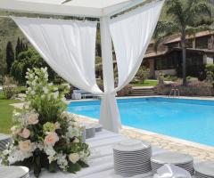 Allestimento a bordo piscina - Villa PietraViva