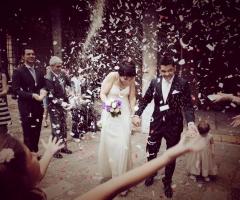 Il lancio dei petali agli sposi © Marta Buso Photography