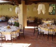 Tavoli per le nozze sotto il portico