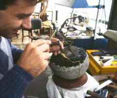 Luca Daverio cesella un bracciale in oro