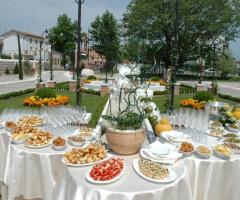 Antipasti di nozze serviti in giardino