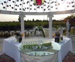 Aperitivo di matrimonio servito in giardino