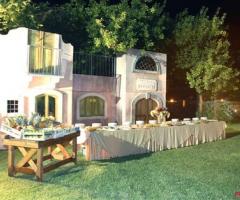 Allestimento del buffet in giardino