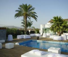 Sedute a bordo piscina