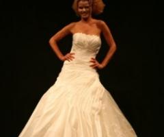 Trucco e acconciatura per la sfilata di abiti da sposa