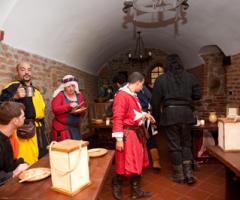 Basilico Entertainment - Ospiti in costume in un ambiente ricostruito