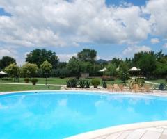 Piscina della villa per il ricevimento di matrimonio