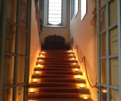 Scala interna della villa illuminata con candele