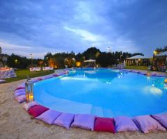 Piscina allestita con cuscini colorati