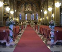 Addobbo floreale sui toni del rosa per la chiesa