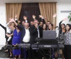 Mauro e Vicky - Gli invitati di divertono con il karaoke