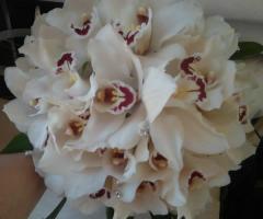 Bouquet per la sposa di orchidee con brillantini