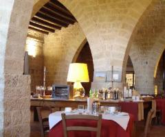 Ampia sala interna per ricevimento di matrimonio presso l'ariturismo Masseria Susafa