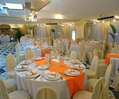 Tavola allestita per ricevimento di matrimonio presso Villa Nettuno