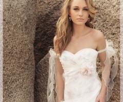 Abito dai meravigliosi particolari ed accessori, per una sposa giovane e delicata