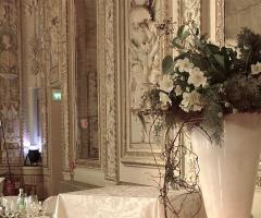 Vaso in ceramica con rose bianche