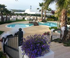 Ricevimento di nozze a bordo piscina