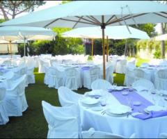 Allestimento tavoli in viola per il ricevimento di nozze nel Giardino Apollo 