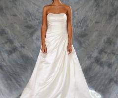 Abito da sposa senza spallina dalla linea ad A