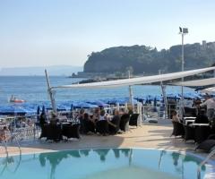 Ristorante con piscina per ricevimenti di nozze all'aperto