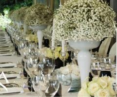 Alzate di fiori per il ricevimento nuziale