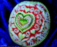 Rose e cuoricini intagliati in un'anguria