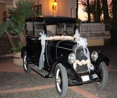 Citroen del 1925 addobbata per il matrimonio