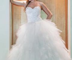 Vestito da sposa con gonna effetto piume e corpetto ricamato