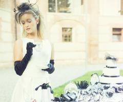 Vestito da sposa con guanti e cerchietto nero