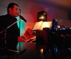 Simone Marra: Sax, Piano, Voce e Animazione