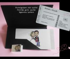 partecipazione nozze stile voucher con disegno sposi viaggiatori