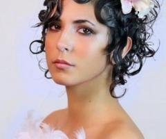 Acconciatura con boccoli e fiori applicati