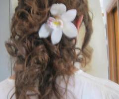 Acconciatura per il matrimonio con fiore applicato