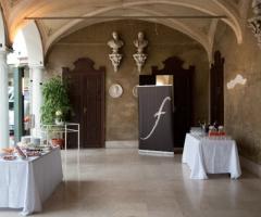 Allestimento dei tavoli per il banchetto di nozze