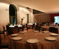 Ampia sala interna per ricevimento di matrimonio presso la Tenuta Favazza