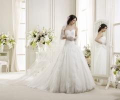 Abito da sposa con dettagli ricamati in pizzo - Linea Colet