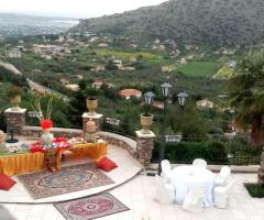 Allestimento tavoli per ricevimento di matrimonio con vista parco presso Villa Carollo