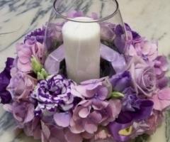 Centrotavola floreale lilla con candela