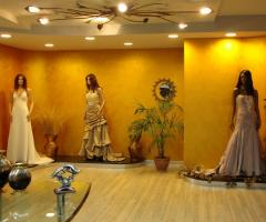 Originali modelli di abiti da sposa dai colori tenui e dai tessuti pregiati