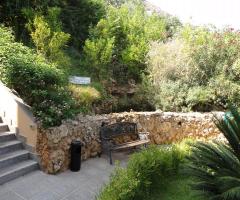 Una panchina antica immersa in un angolo verde di Villa Montereale